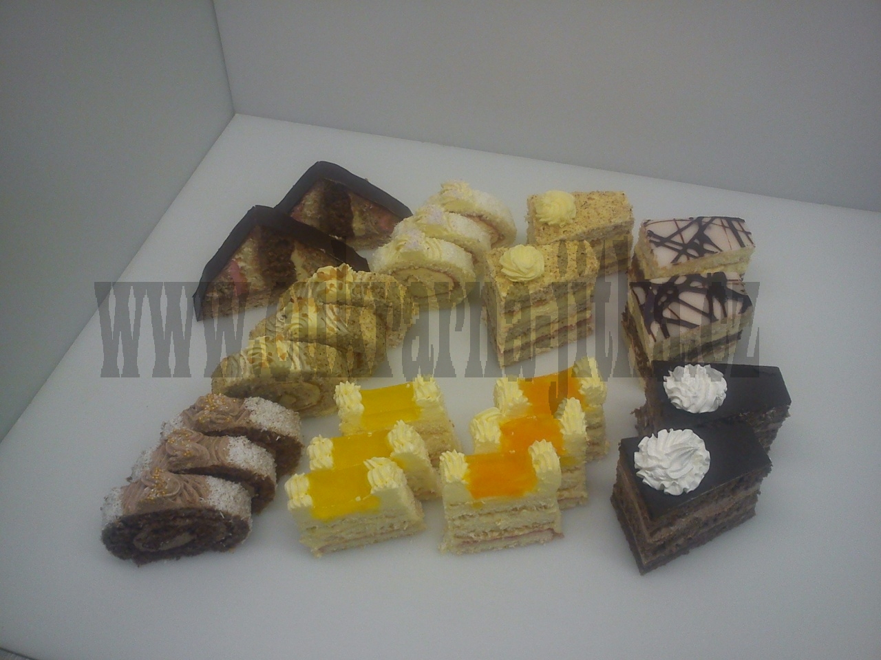 střecha, roláda čokoládová, ořechová, kokosová, řez ananas ,mandarinka,ořechové,citronové,čokoládové střecha, roláda čokoládová, ořechová, kokosová, řez ananas ,mandarinka,ořechové,citronové,čokoládové