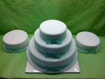 svatební 3 patrový dort zelenkavá mašle,děkovné dortíky