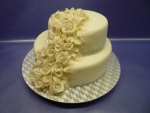 svatební dvoupatrový dort s růžemi
