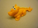 marcipánový dinosaurus žlutý