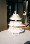svatební 3 patrový dort s podstavci uprostřed č.119