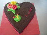 srdce velké dort celé v čokoládě s 3 růžemi 3 poupátky č.443