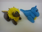 figurka marcipánová dinosauři hnědý a modrý