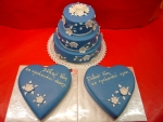 svatební 3 patrový modrý dort s bílými kvítky a děkovná srdce č.440