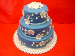 svatební 3 patrový modrý dort s bilými kvítky č.440