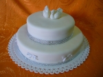 svatební 2 patrový kulatý bílý dort s labutěmi a lesklým štrasem č.446