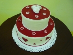 svatební 2 patrový bílo červený dort vyšší se srdíčky ,bílé růže č.757
