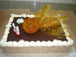 dort obdelník, vrch čokoláda + ozdoba koule karamelová s vějířem