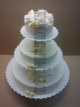 svatební dort 3 patra na podstavci bílé růže zlaté lístky č.730