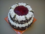 ovocný dort šlehačkový 2 patra vrch želé + jahody bok čokoládové hoblinky č.651